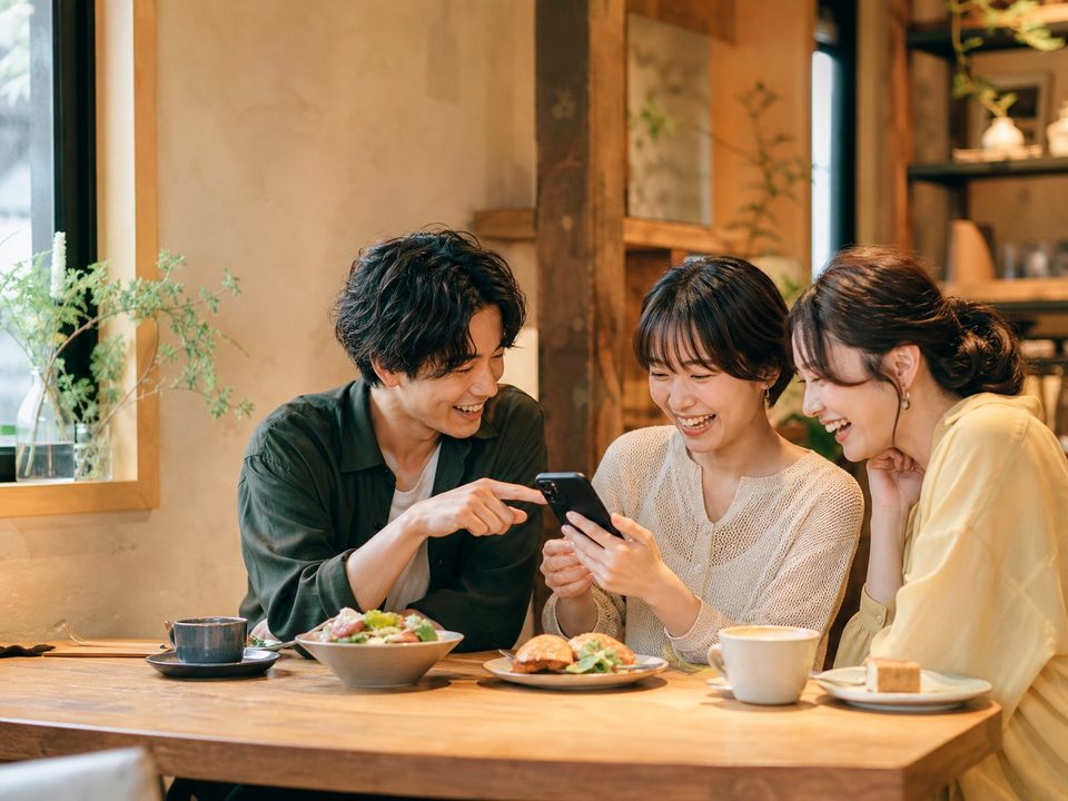 診断結果を見せ合って盛り上がるカフェのお客様