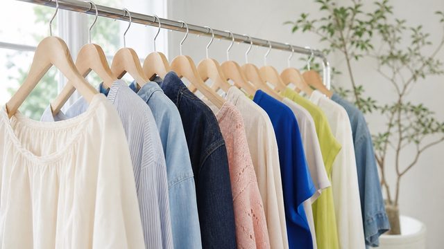 自然光が入るアパレルショップの衣類ラック