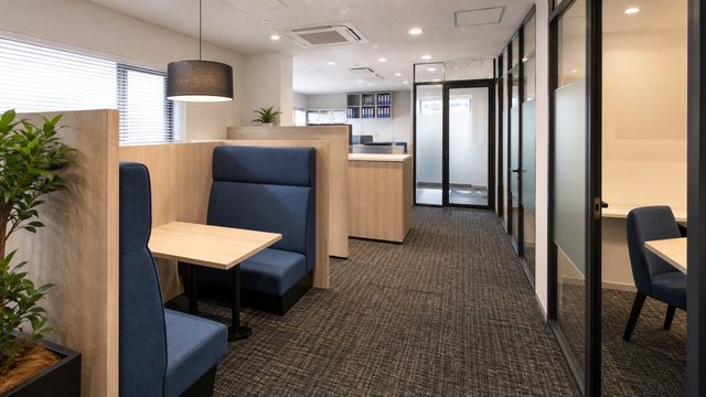 相談ブースと個室面談室を備えた人材会社のオフィス