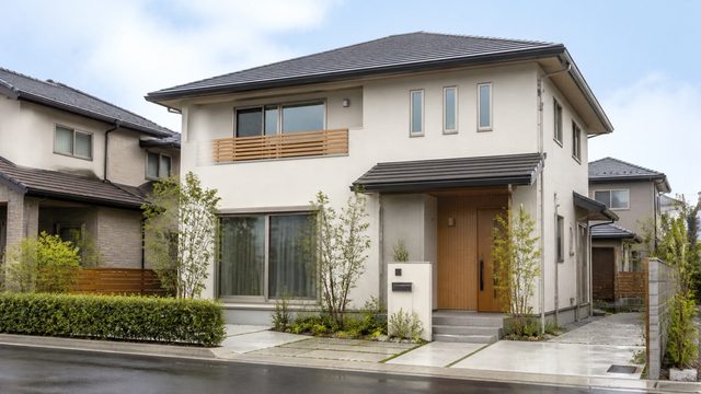 緑のある住宅街に建つ明るい一戸建て住宅