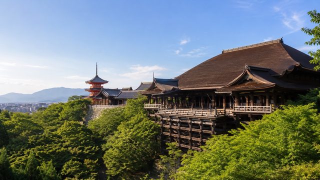 新緑に囲まれた京都・清水寺の舞台と三重塔